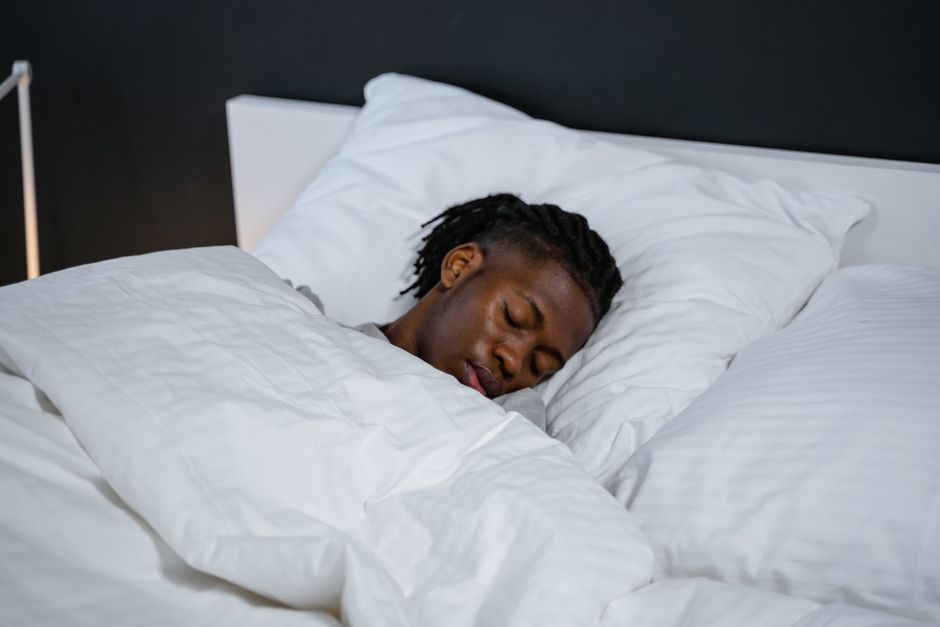 como elegir la almohada perfecta segun como duermes